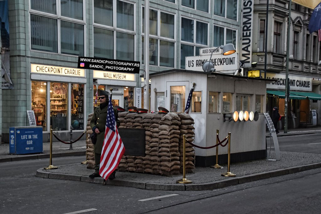 Checkpoint Charlie / video